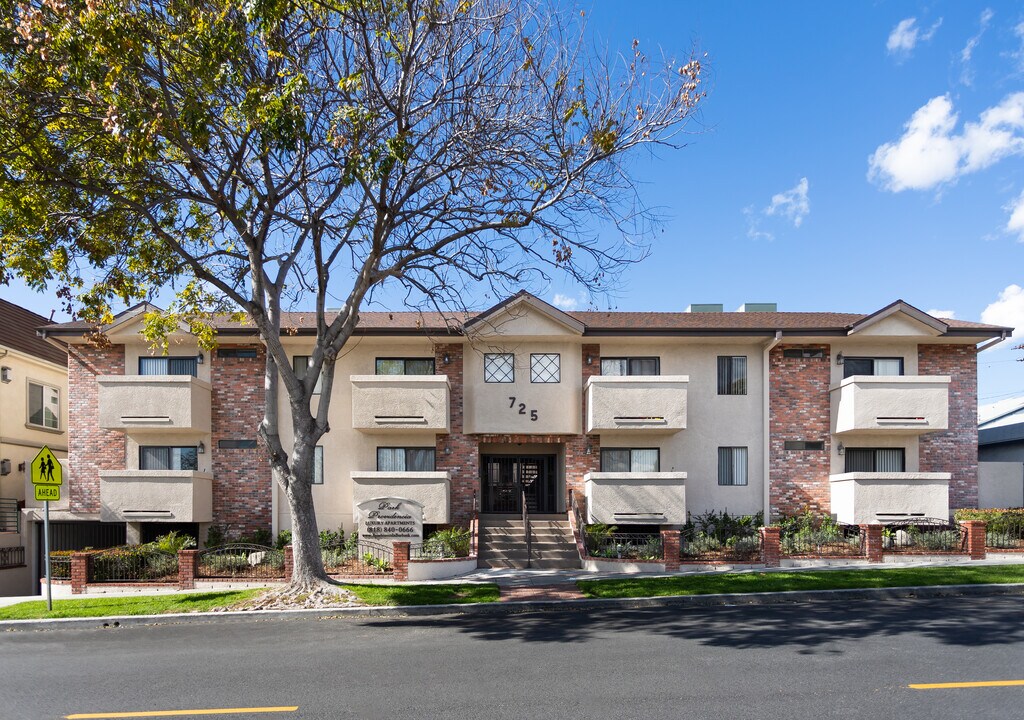 725 E Providencia Ave in Burbank, CA - Building Photo