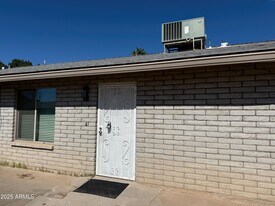 498 E Mesquite Ave in Apache Junction, AZ - Building Photo