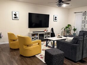 321 Brk Pne Trl in Apex, NC - Foto de edificio - Building Photo