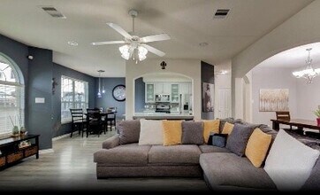 6439 W Linpar Ct in Houston, TX - Foto de edificio - Building Photo