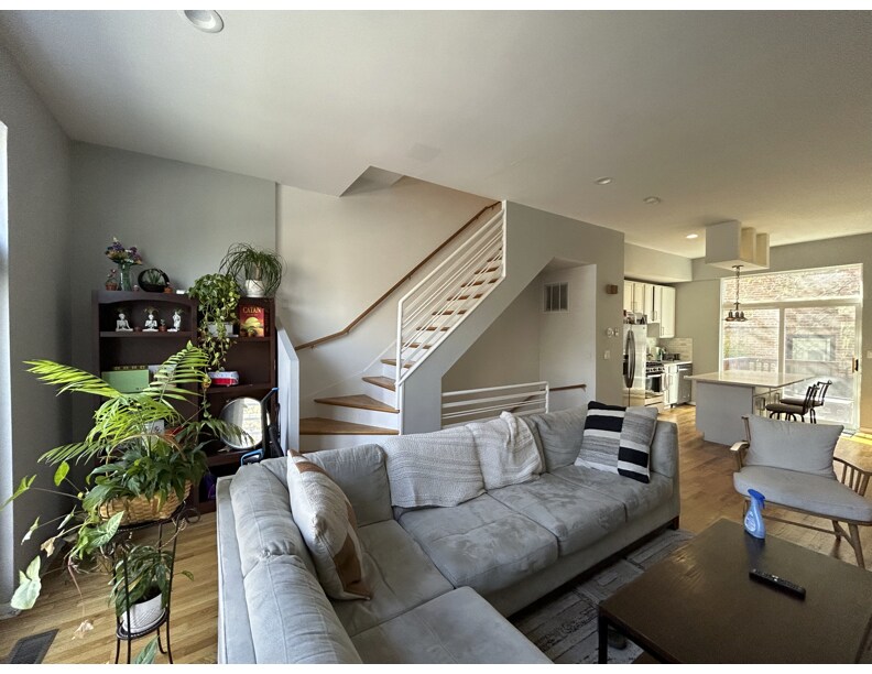 2205 W Ohio St in Chicago, IL - Building Photo