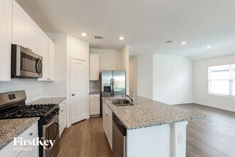 10719 Vinateros Dr in Converse, TX - Building Photo - Building Photo