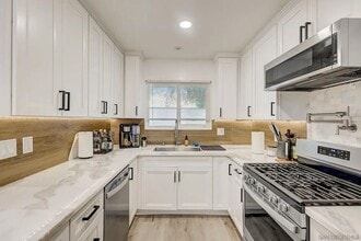 810 E Washington Ave in Escondido, CA - Building Photo - Building Photo