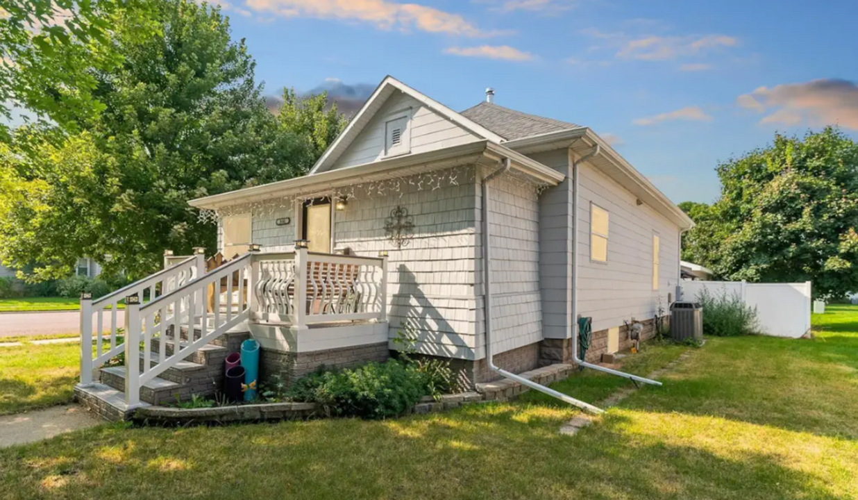 900 E 7th Ave in Mitchell, SD - Building Photo