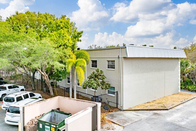 2135 Virginia Ave in Ft. Myers, FL - Foto de edificio - Building Photo