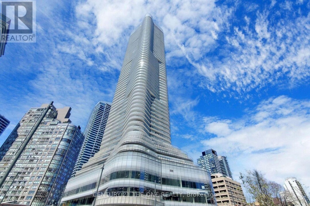 11-711 Wellesley St W in Toronto, ON - Building Photo