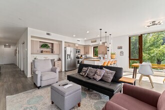 2220 W Woodin Ave in Chelan, WA - Building Photo - Building Photo