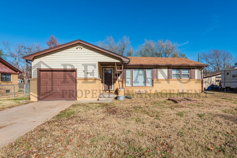 900 N Brownthrush Ln in Wichita, KS - Building Photo