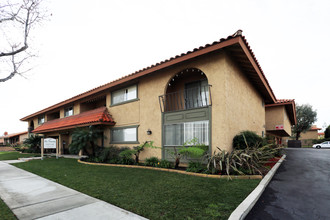 Las Verandes Apartments in Orange, CA - Building Photo - Building Photo