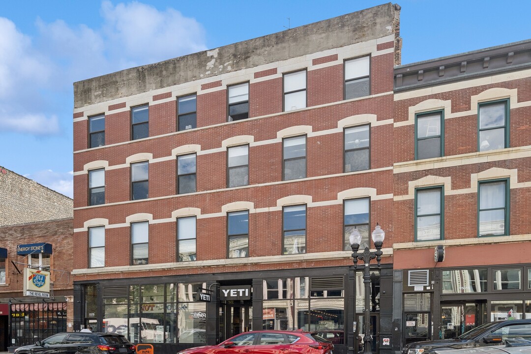 1572 N Milwaukee Ave in Chicago, IL - Building Photo