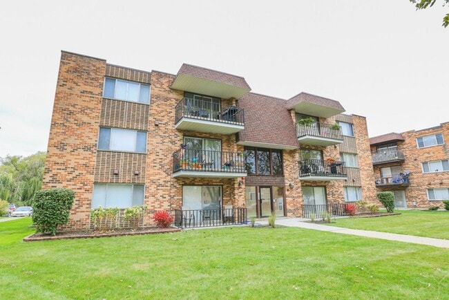 7321 Sandalwood Drive in Tinley Park, IL - Building Photo - Building Photo