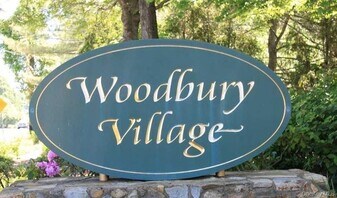 7 Village Ln in Woodbury, NY - Building Photo