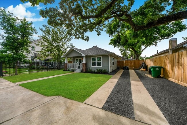 311 Cosmos St in Houston, TX - Building Photo - Building Photo