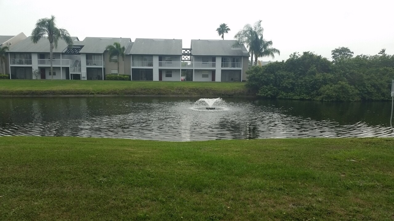 2612 Hidden Lake Dr S in Sarasota, FL - Building Photo