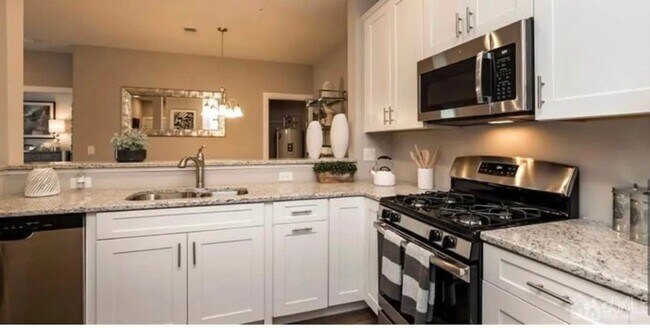 714 Stiller Ln in Monroe Township, NJ - Foto de edificio - Building Photo