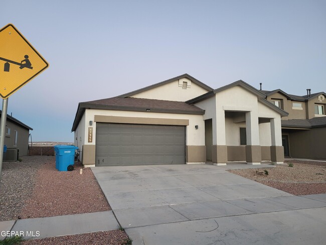 11565 Leonor Duran St in Socorro, TX - Foto de edificio - Building Photo