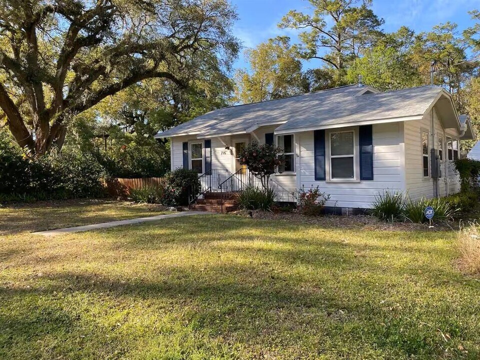 716 NE 10th Ave in Gainesville, FL - Building Photo