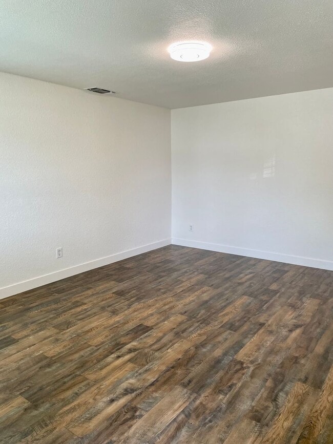 7361 Washburn Way in North Highlands, CA - Building Photo - Building Photo