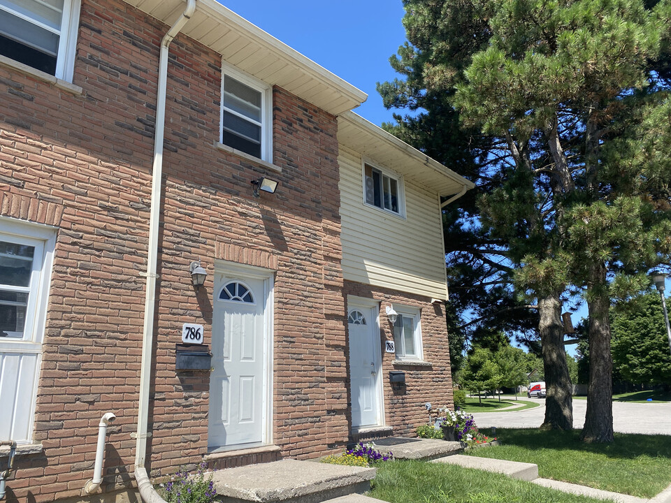 Huron Meadows Townhouses in London, ON - Building Photo