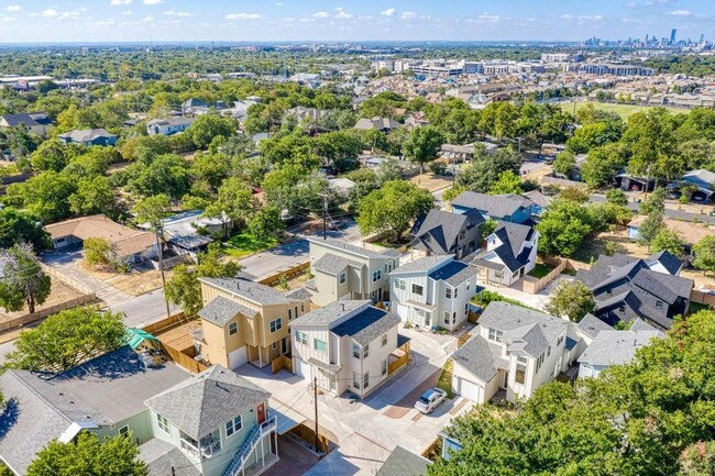 7710 Watson St in Austin, TX - Foto de edificio - Building Photo