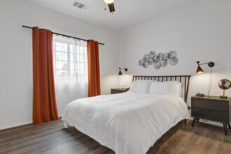 2005 E Racquet Club Rd in Palm Springs, CA - Building Photo - Building Photo