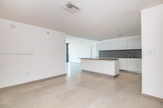 88 SW 7th St, Unit 1004 in Miami, FL - Building Photo - Building Photo