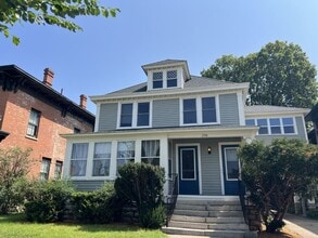 258 Center St, Unit Upper in Winona, MN - Foto de edificio - Building Photo