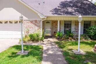 221 Normal Park Dr in Huntsville, TX - Building Photo - Building Photo