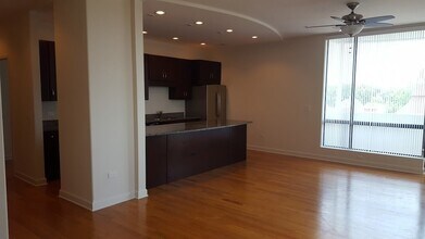 4810 N Lavergne Ave, Unit 401 in Chicago, IL - Building Photo - Building Photo