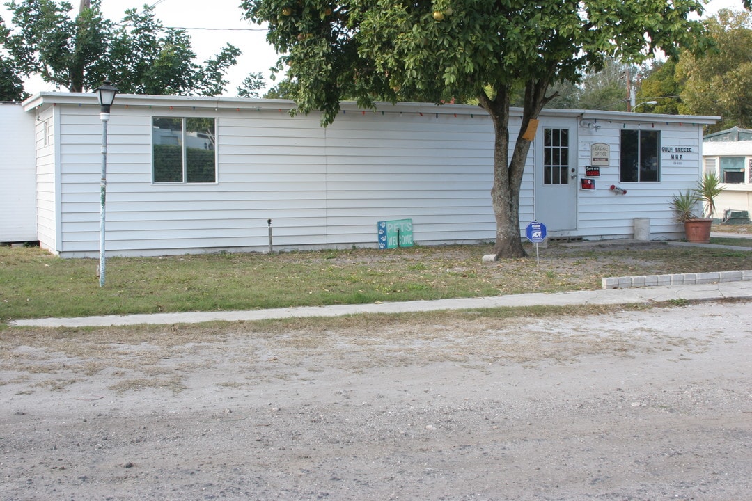 Gulf Breeze Mobile Home Park in Clearwater, FL - Foto de edificio