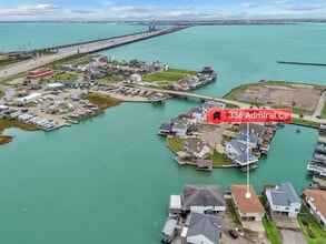 336 Admiral Cir in Tiki Island, TX - Building Photo - Building Photo