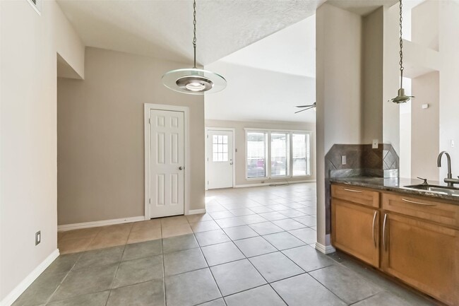 property at 2533 Potomac Dr