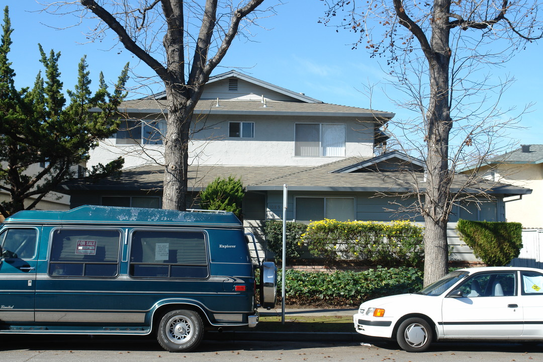 1089 Oakmont Dr in San Jose, CA - Building Photo