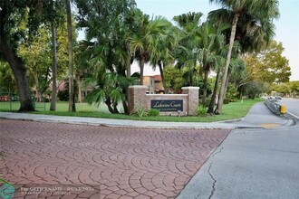 8989 W Sunrise Blvd in Plantation, FL - Foto de edificio - Building Photo