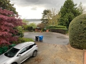 7461 W Mercer Way in Mercer Island, WA - Building Photo - Building Photo