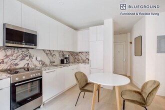300 W 21st St in New York, NY - Building Photo - Building Photo