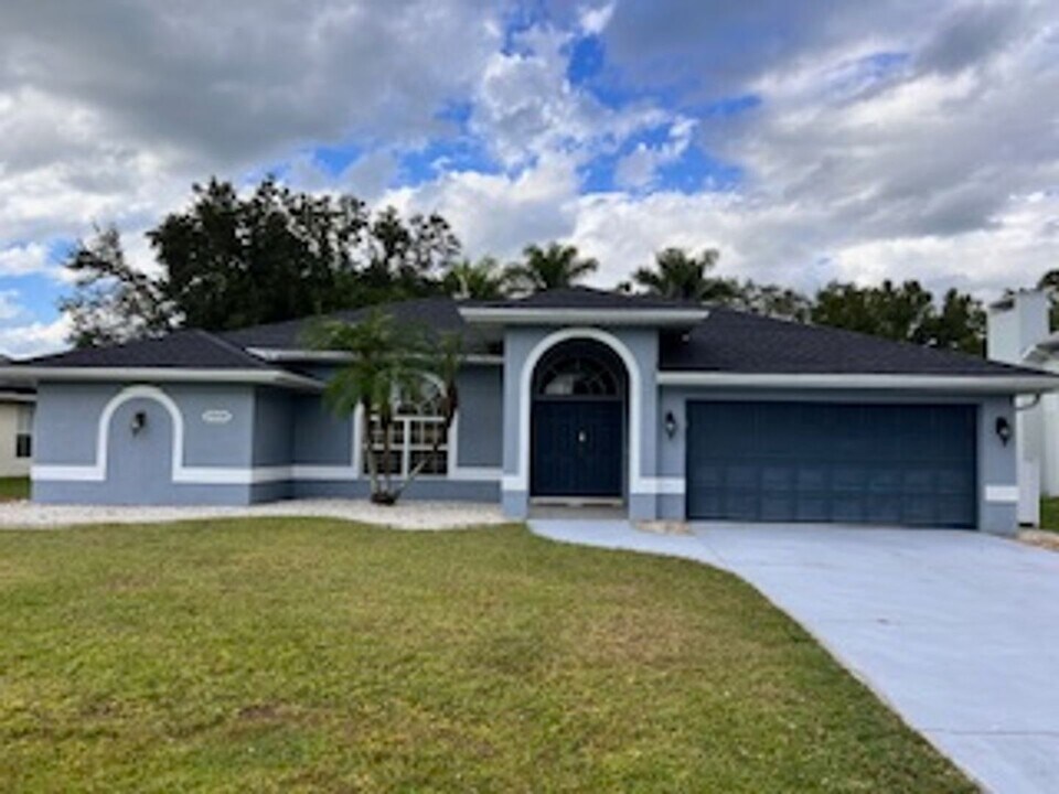 25680 Deep Creek Blvd in Punta Gorda, FL - Building Photo