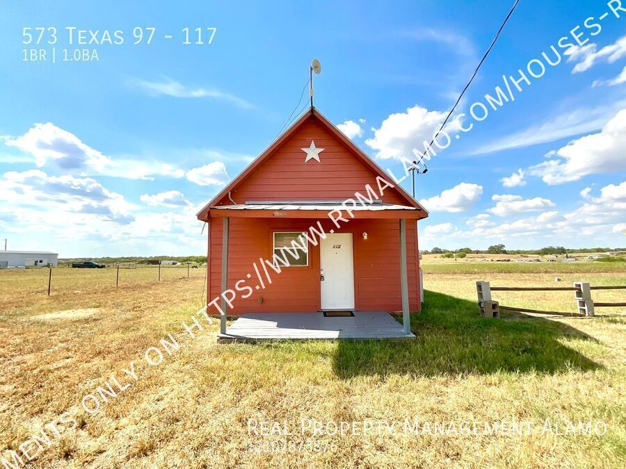 573 TX-97 in Floresville, TX - Building Photo