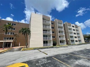 6930 Miami Gardens Dr in Hialeah, FL - Building Photo - Building Photo