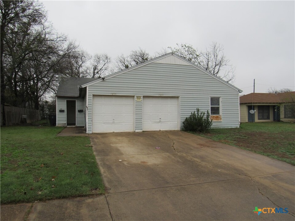 1907 Wood St in Killeen, TX - Building Photo