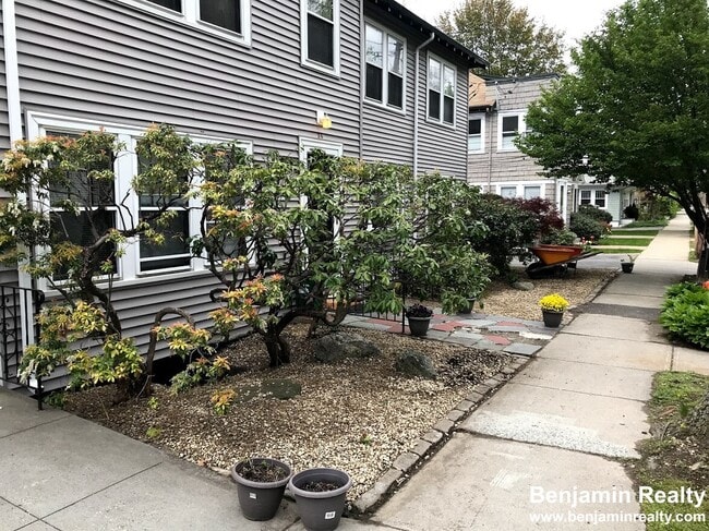 34 Beaconsfield Rd, Unit #1 in Brookline, MA - Building Photo - Building Photo