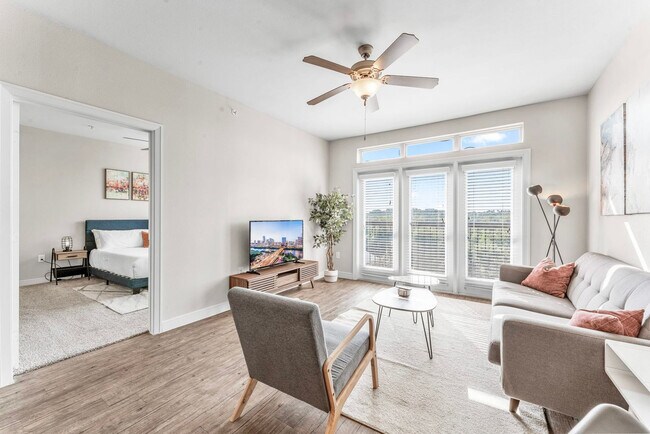 501 E Oltorf St in Austin, TX - Foto de edificio - Building Photo