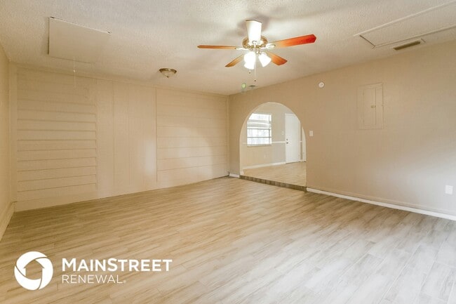 2409 Oak Hollow Dr