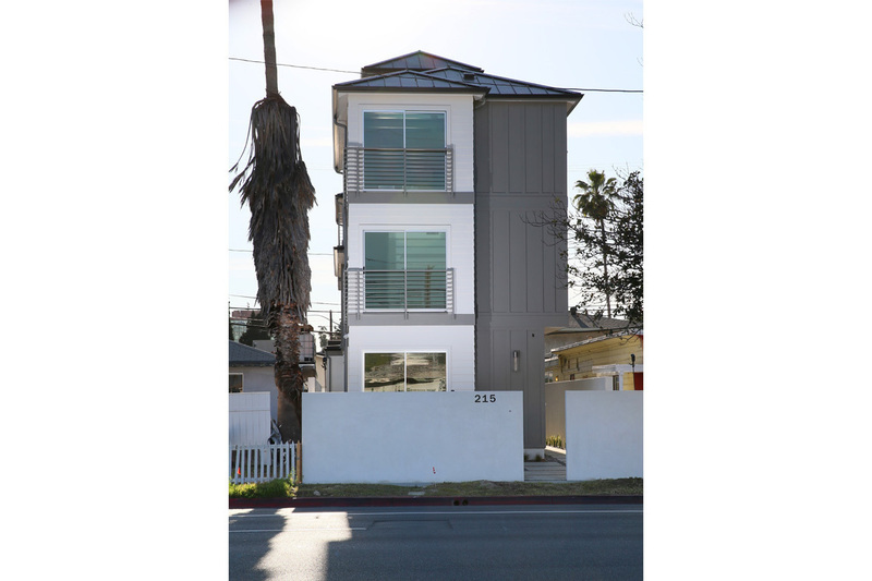 215 N Hollywood Way in Burbank, CA - Building Photo