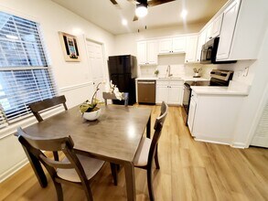 2039 Rondo St, Unit E in Charleston, SC - Foto de edificio - Building Photo