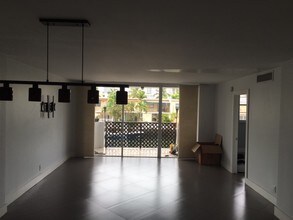 3703 NE 166th St, Unit 204 in North Miami Beach, FL - Foto de edificio - Building Photo
