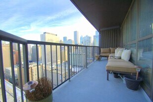 10 E Ontario St, Unit 2101 in Chicago, IL - Building Photo