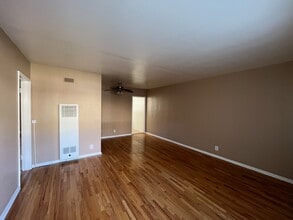 Victory Plaza Apartments in North Hollywood, CA - Foto de edificio - Building Photo
