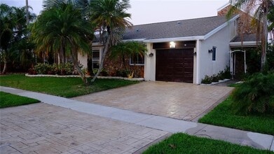 531 SW 167th Terrace in Weston, FL - Foto de edificio - Building Photo