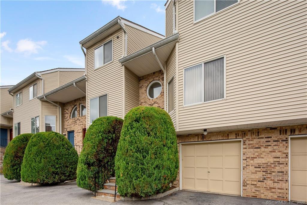 33 Pleasant St in Stamford, CT - Building Photo